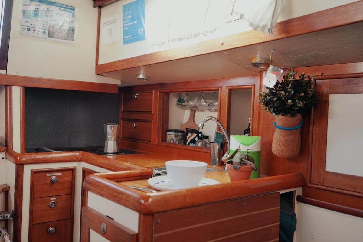 Cozy Lisbon Marina Sleepaboard - Sail Away Hotell Eksteriør bilde