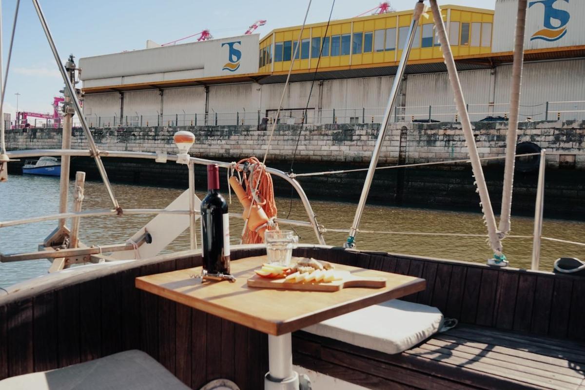 Cozy Lisbon Marina Sleepaboard - Sail Away Hotell Eksteriør bilde